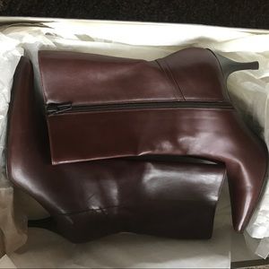 Gorgeous brand new in box !